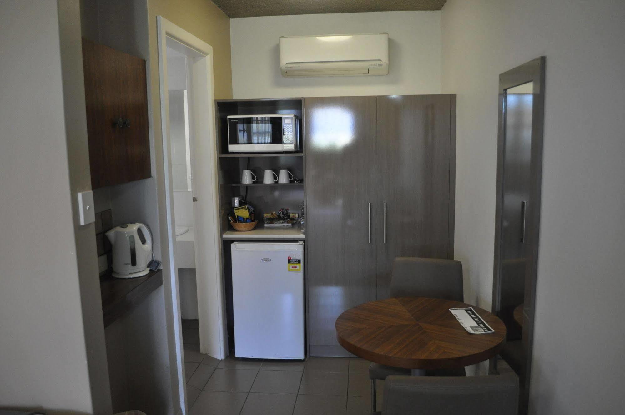 In Town Motor Inn Тарі Екстер'єр фото