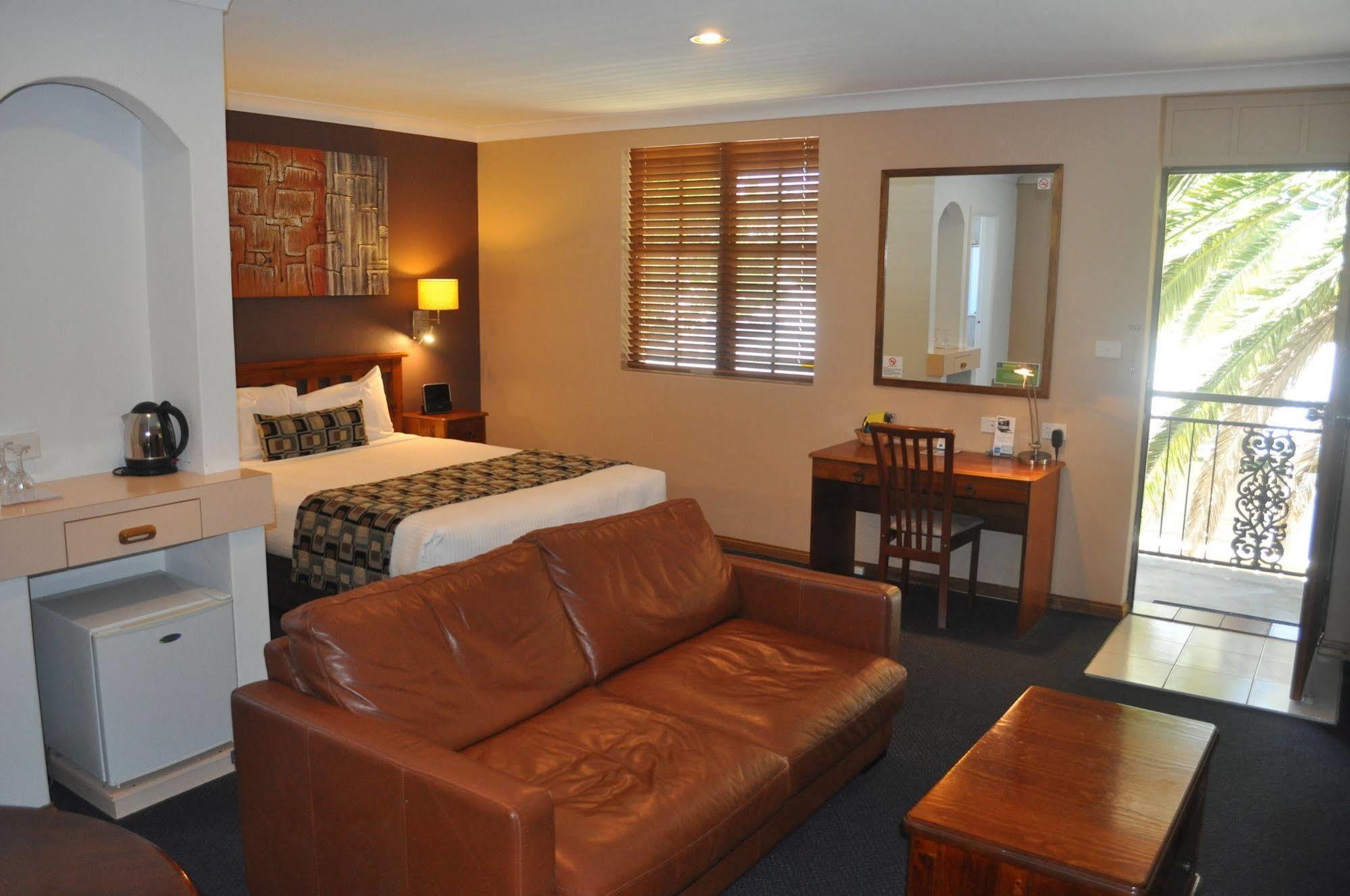 In Town Motor Inn Тарі Екстер'єр фото