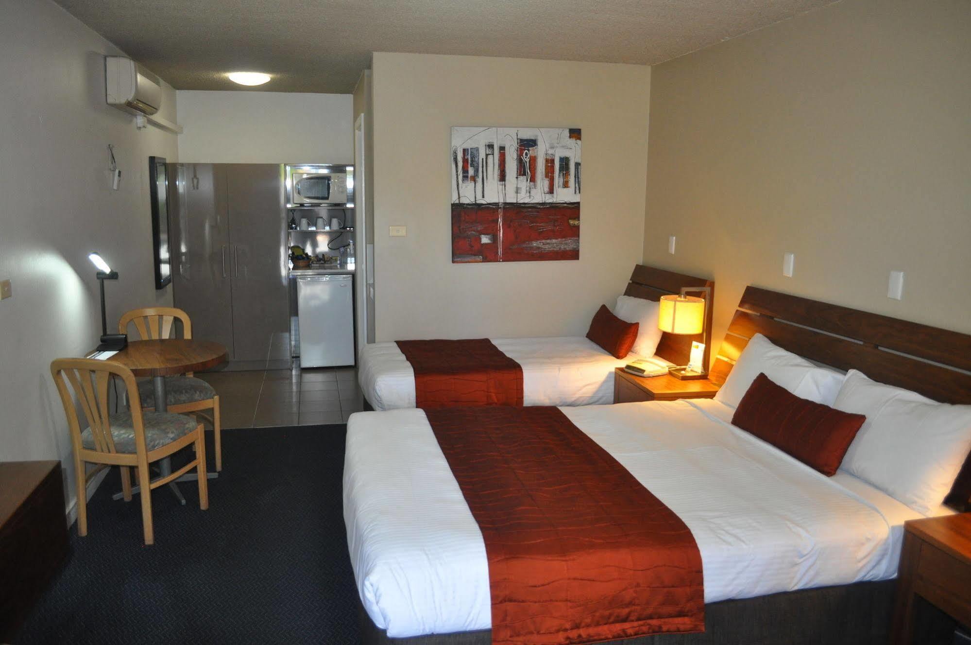 In Town Motor Inn Тарі Екстер'єр фото